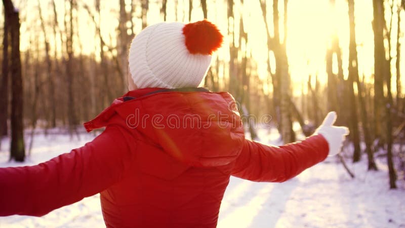 Kobieta cieszy się zima dzień outdoors Szczęśliwy dziewczyny dźwiganie zbroi up w zwolnionym tempie i kłębieniu wokoło