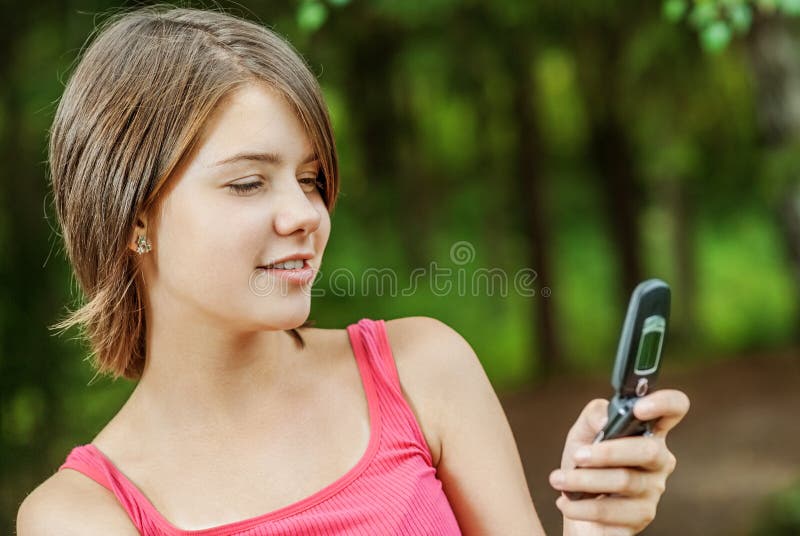 Kobieta czyta wiadomość telefon komórkowy obraz royalty free Kobieta czyta wiadomość telefon komórkowy obraz royalty free