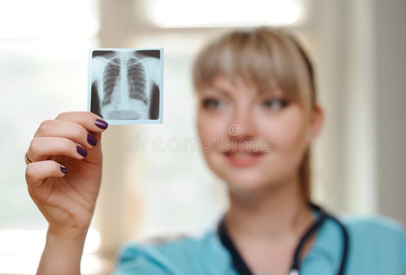 Kobieta doktorska patrzejący promieniowanie rentgenowskie