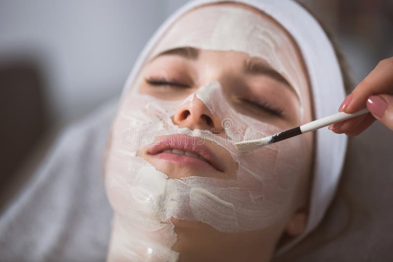 Kobieta dostaje enzymatycznego obieranie przy beautician ` s fotografia stock Kobieta dostaje enzymatycznego obieranie przy beautician ` s fotografia stock