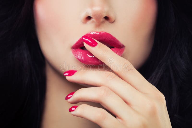 Kobieta Dotyka jej wargi jej ręka z manicure'em fotografia royalty free Kobieta Dotyka jej wargi jej ręka z manicure'em fotografia royalty free
