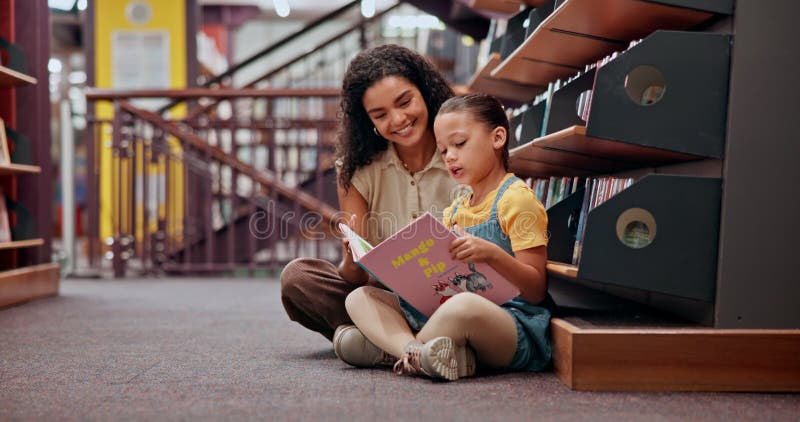 Kobieta dziecko i książka biblioteczna wiedza i czytanie dla przyszłego wzrostu i wsparcia. nauczyciel dzieciak uśmiechaj się z po