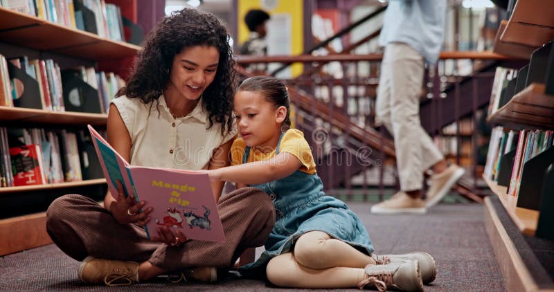 Kobieta dziecko i książka wsparcia bibliotecznego i czytania dla przyszłego wzrostu i wiedzy. nauczyciel dziecka i uśmiech z pomoc