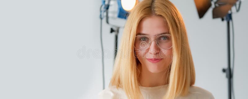 Kobieta fotoshost dziewczyna pozowanie blond modelka studio obraz royalty free