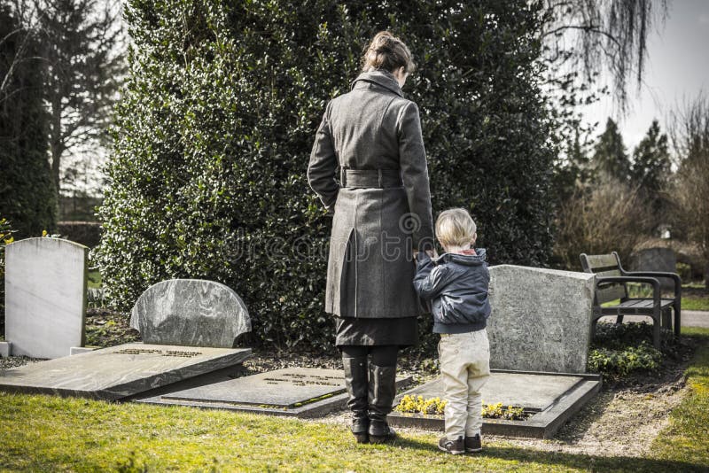 Kobieta i dziecko przy cmentarzem