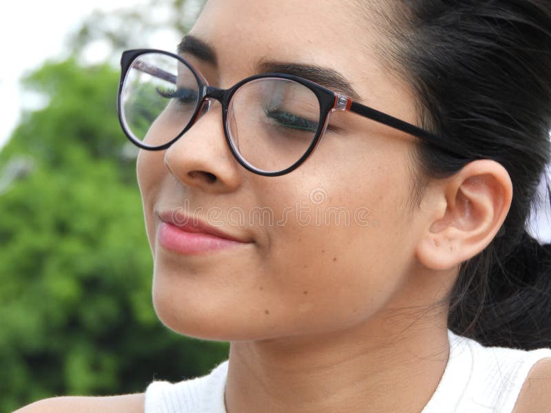 Kobieta Jest ubranym Eyeglasses. Młody latynoski żeński nastoletni
