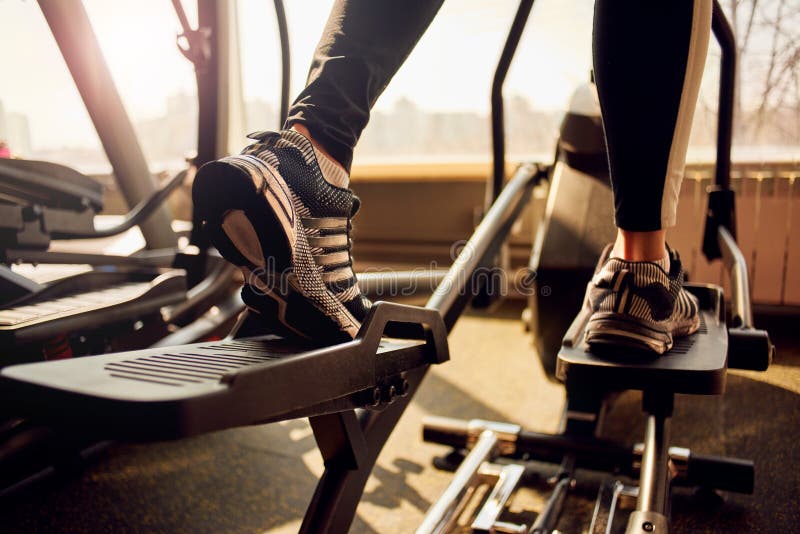 Kobieta jogging przy gym obraz royalty free Kobieta jogging przy gym obraz royalty free