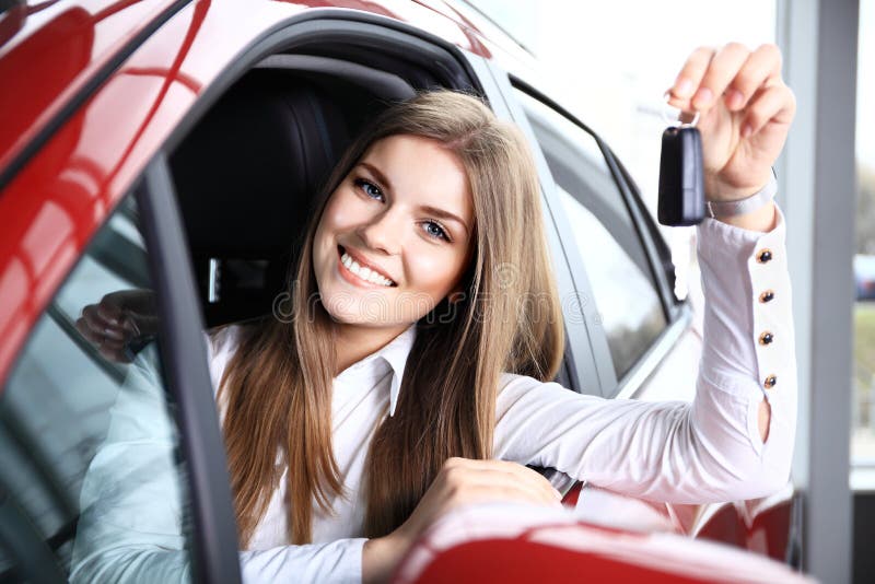 Kobieta kierowcy mienia samochód Wpisuje być usytuowanym w Nowym samochodzie