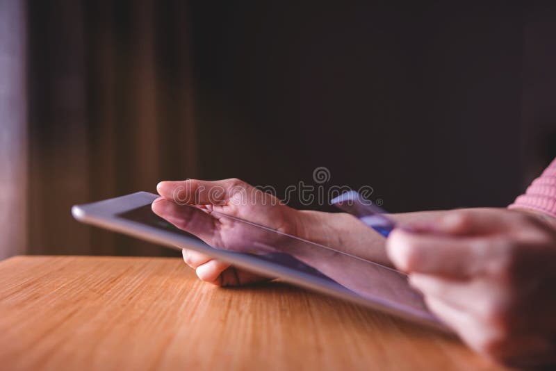 Kobieta klient używa Kredytową kartę i pastylkę Robić zakupy Online obrazy stock Kobieta klient używa Kredytową kartę i pastylkę Robić zakupy Online obrazy stock