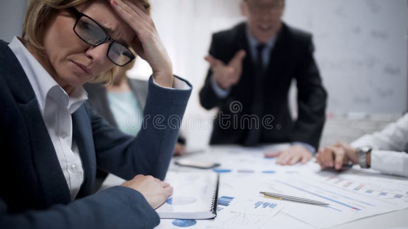 Kobieta konsultanta uczucia stres przy spotkaniem, okupacyjny burnout, przepracowywający się zdjęcie royalty free Kobieta konsultanta uczucia stres przy spotkaniem, okupacyjny burnout, przepracowywający się zdjęcie royalty free