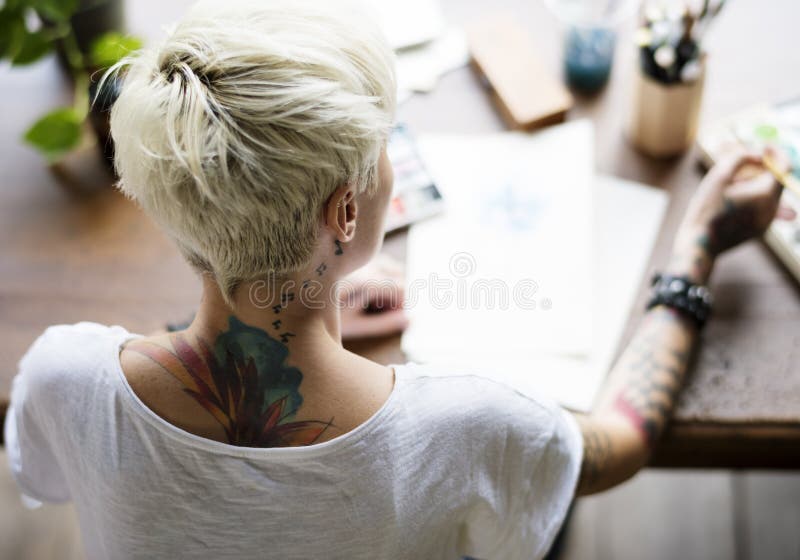 Kobieta Maluje Wodnego koloru sztuki pracy hobby czas wolnego Ponownego z tatuażem