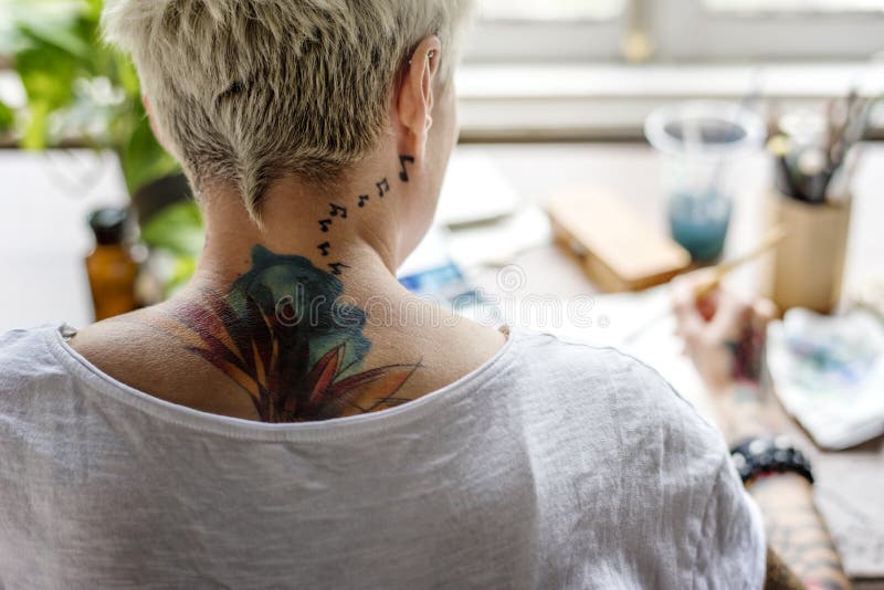 Kobieta Maluje Wodnego koloru sztuki pracy hobby czas wolnego Ponownego z tatuażem