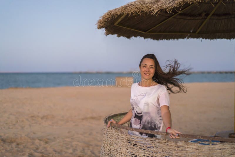 kobieta na plażowym bierze głębokim oddechu cieszy się świeże powietrze wolność Szczęśliwa młoda kobieta cieszy się dennego popió zdjęcie stock kobieta na plażowym bierze głębokim oddechu cieszy się świeże powietrze wolność Szczęśliwa młoda kobieta cieszy się dennego popió zdjęcie stock