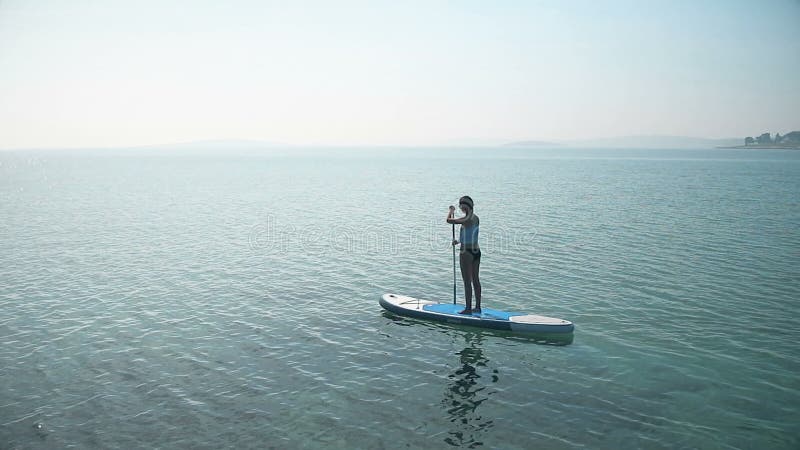 Kobieta na SUP Młoda kobieta Stoi Up Paddling