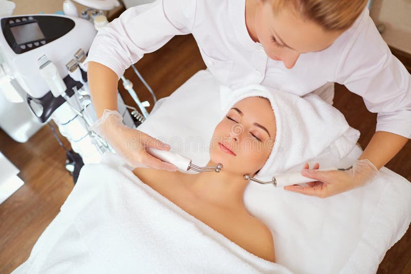 Kobieta na twarzowej skincare procedurze r obraz stock Kobieta na twarzowej skincare procedurze r obraz stock