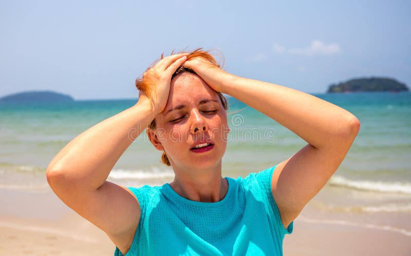 Kobieta nadmorski z sunstroke Problem zdrowotny na wakacje Medycyna na wakacje obrazy stock Kobieta nadmorski z sunstroke Problem zdrowotny na wakacje Medycyna na wakacje obrazy stock