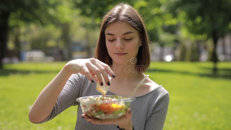 Kobieta nalewa olej w sa?atkowy plenerowego