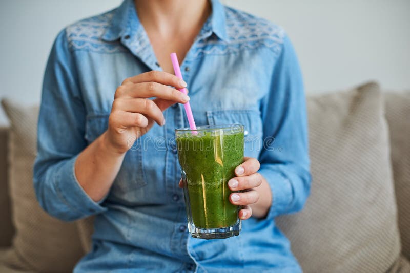 Kobieta napoju healty smoothie z zielonymi warzywami zdjęcia royalty free Kobieta napoju healty smoothie z zielonymi warzywami zdjęcia royalty free