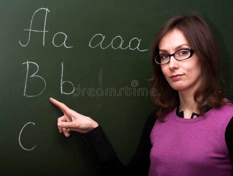 Kobieta nauczyciela abc kredowa deska