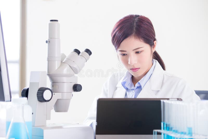 Kobieta naukowa use mikroskop zdjęcia stock