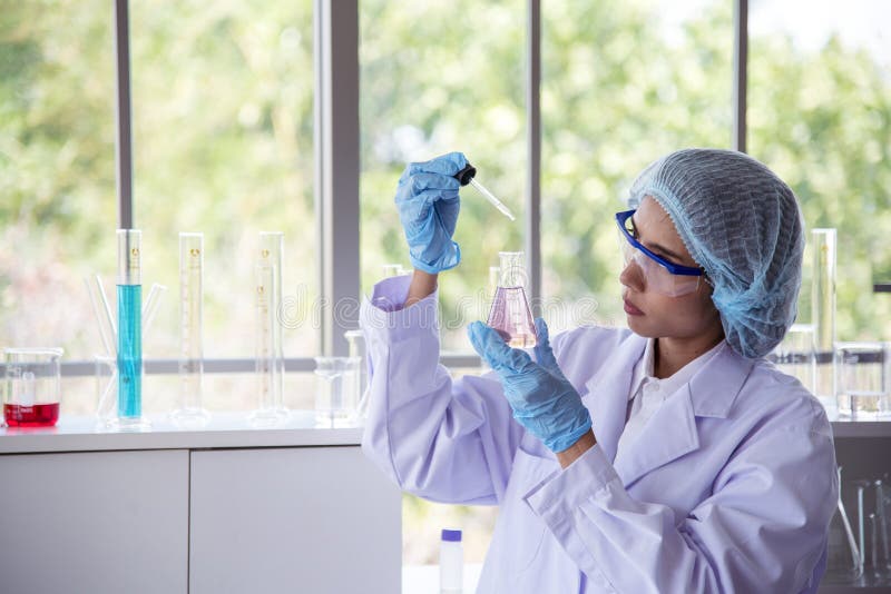 Kobieta naukowiec kowiła próbkę przeciwciał wirusowych covid19 w eksperymencie laboratoryjnym biotechnologia kultywuje szczepionkę obraz stock