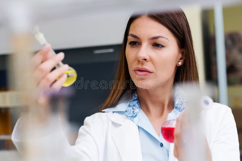 Kobieta naukowiec niesie out eksperyment w laboratorium badawczym obrazy stock