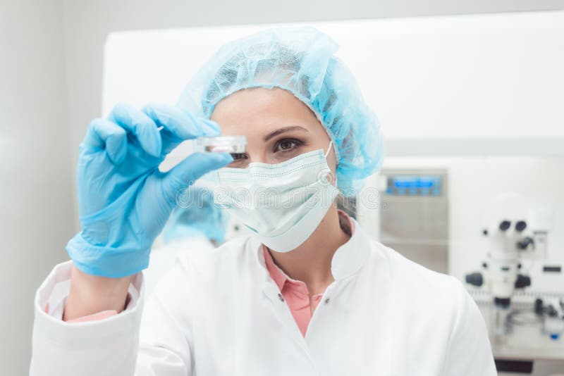 Kobieta naukowiec pokazuje ona nowego Biotech eksperyment w lab zdjęcie stock