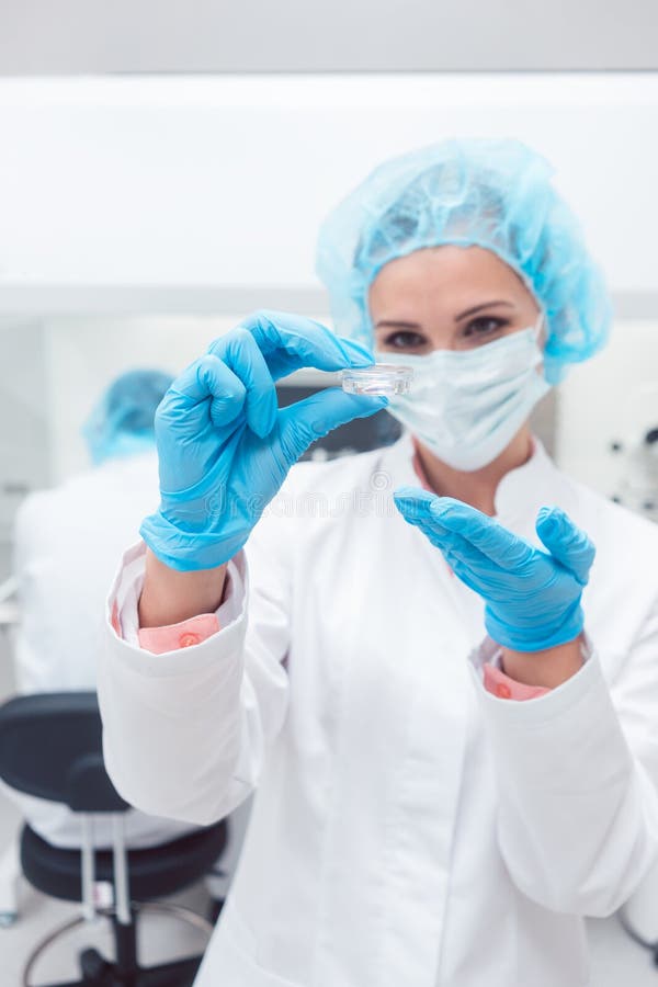 Kobieta naukowiec pokazuje ona nowego Biotech eksperyment w laboratorium obrazy royalty free