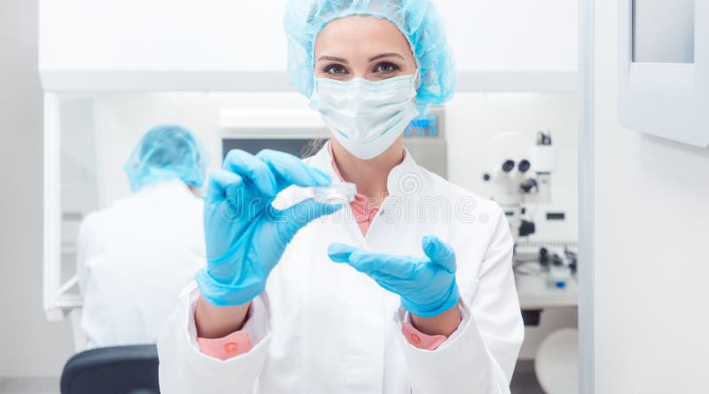 Kobieta-naukowiec pokazujÄ…ca swój najnowszy eksperyment biotechnologiczny w laboratorium obrazy royalty free