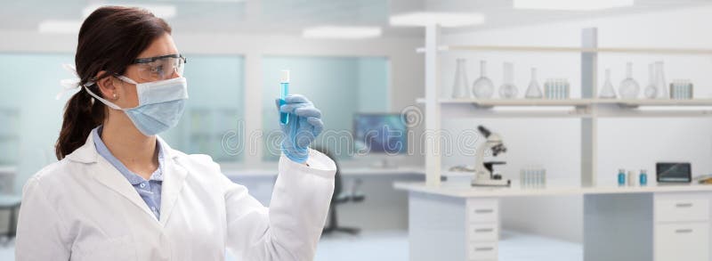Kobieta naukowiec trzymający probówkę w laboratorium medycznym lub chemicznym zdjęcia stock