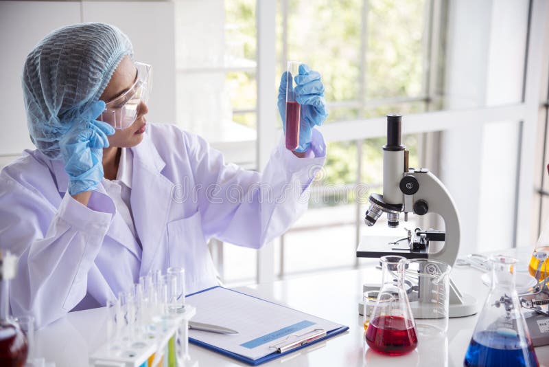 Kobieta-naukowiec w laboratorium bada chemię w zakresie badań medycznych i biologii naukowej pod mikroskopem naukowym. laboratorium techników kobiecych analizujące naukowe badania genetyczne w dziedzinie farmakologii. laboratorium badań medycznych