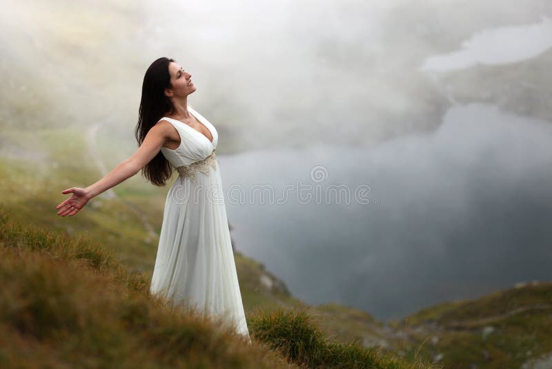 Kobieta oddycha świeżego góry powietrze