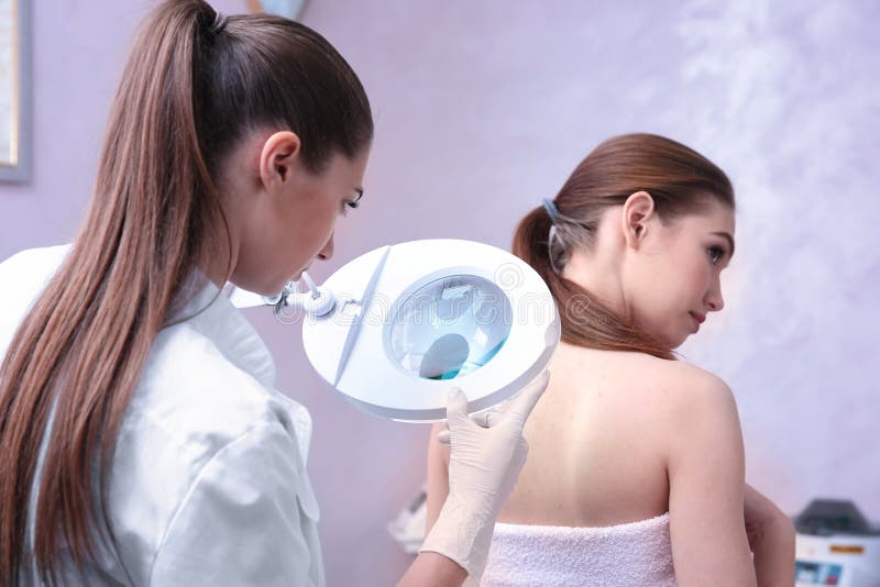 Kobieta odwiedza dermatologa fotografia stock Kobieta odwiedza dermatologa fotografia stock