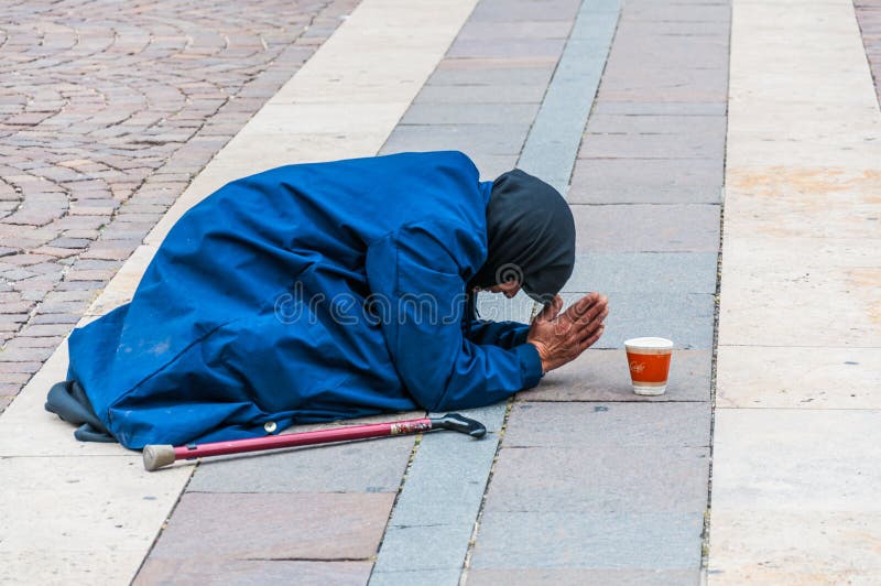 Kobieta ono modli się dla bóg przodu St. Stephen bazylika fotografia stock Kobieta ono modli się dla bóg przodu St. Stephen bazylika fotografia stock