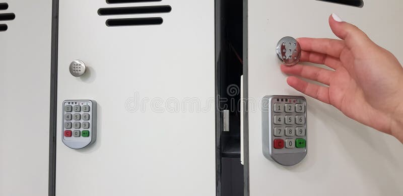 Kobieta otwiera drzwi ochrony biała szafka z elektrycznym kodem blokuje obraz stock Kobieta otwiera drzwi ochrony biała szafka z elektrycznym kodem blokuje obraz stock