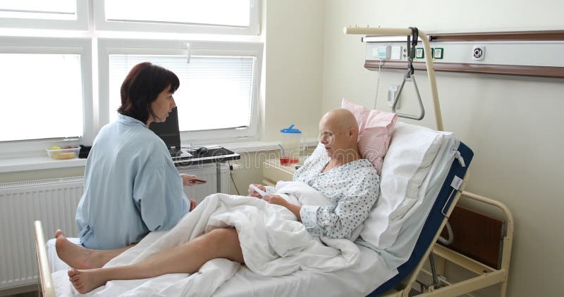 Kobieta pacjent z nowotworem w szpitalu z przyjacielem