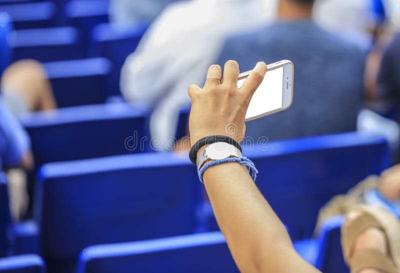 Kobieta patrzeje jej mądrze telefon zdjęcie stock Kobieta patrzeje jej mądrze telefon zdjęcie stock