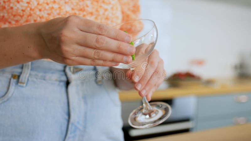 Kobieta pije drinki w kuchni domowej