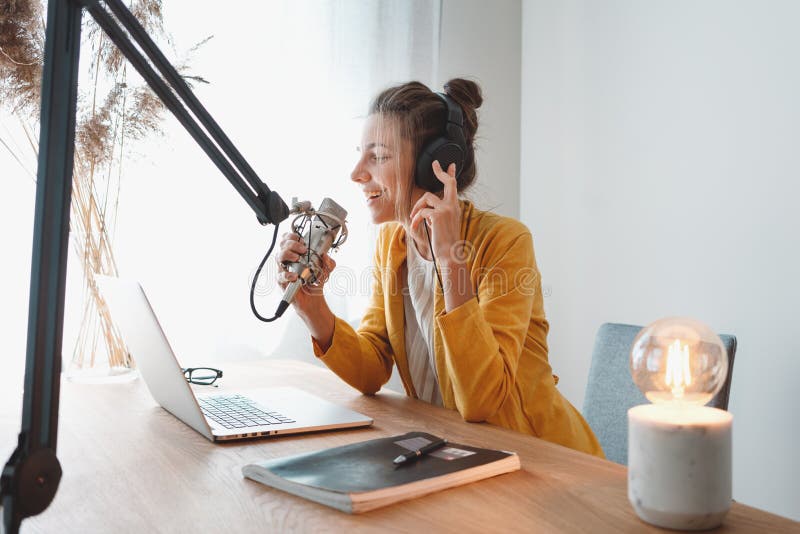 Kobieta podcaster rozmawia z mikrofonem na stole zdjęcie stock