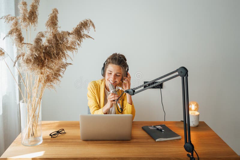 Kobieta podcaster streamuje swój podcast ze studia zdjęcia stock