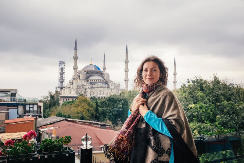 Kobieta podróżuje w Istanbuł blisko Aya Sofia meczetu, Turcja obrazy stock Kobieta podróżuje w Istanbuł blisko Aya Sofia meczetu, Turcja obrazy stock