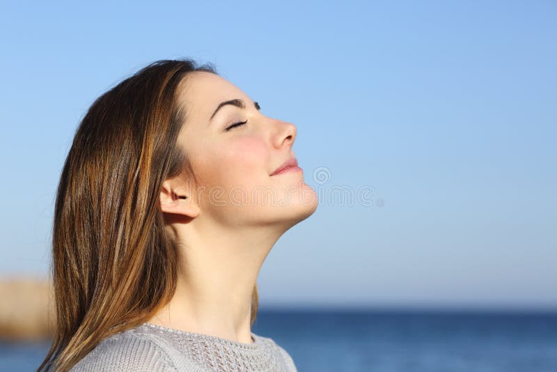 Kobieta portreta oddychanie zgłębia świeże powietrze