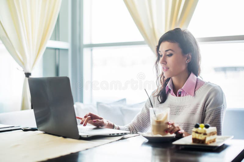 Kobieta pracuje na laptopu notebooku przy kawiarnią, internet odległości praca, biznesowy lunch zdjęcia stock Kobieta pracuje na laptopu notebooku przy kawiarnią, internet odległości praca, biznesowy lunch zdjęcia stock