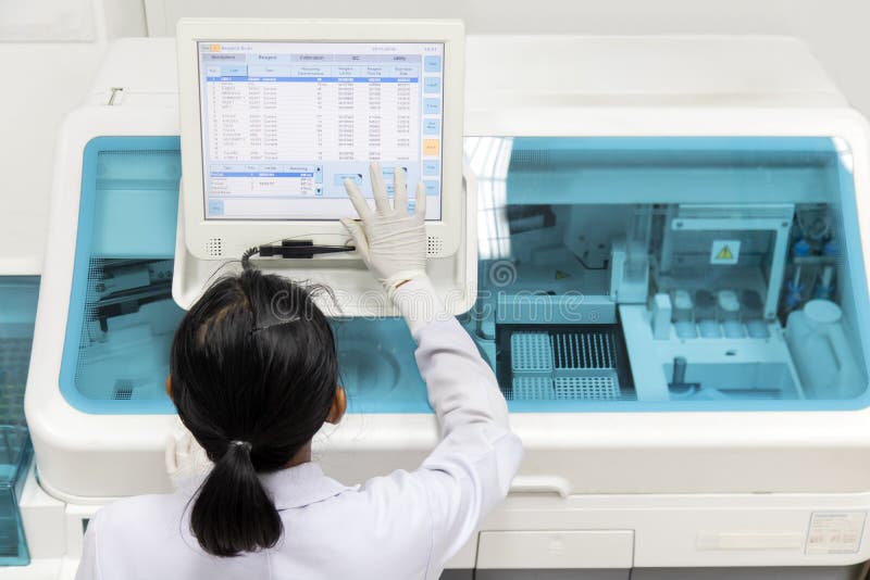 Kobieta pracuje w laboratorium zdjęcia stock Kobieta pracuje w laboratorium zdjęcia stock