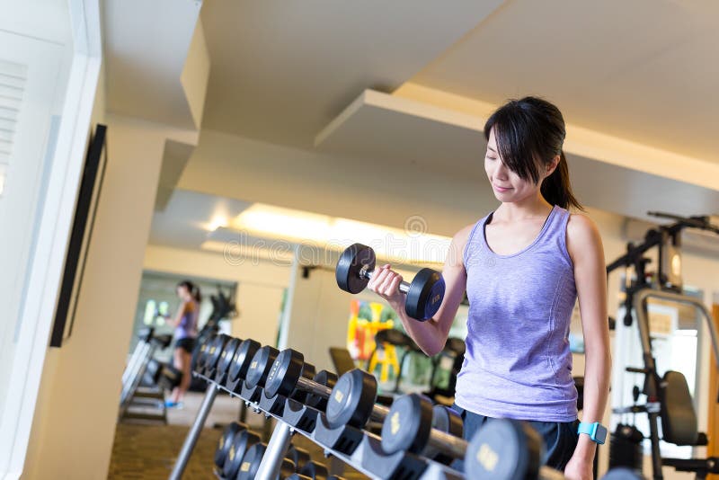 Kobieta pracująca na dumbbell out zdjęcie royalty free Kobieta pracująca na dumbbell out zdjęcie royalty free