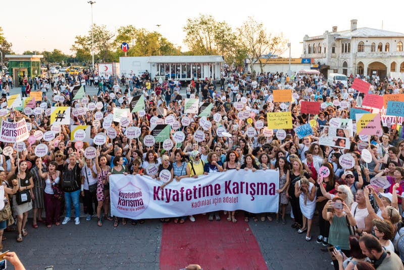 Kobieta protestujący zbierają w kadikoy, Istanbuł, Turcja obraz royalty free Kobieta protestujący zbierają w kadikoy, Istanbuł, Turcja obraz royalty free