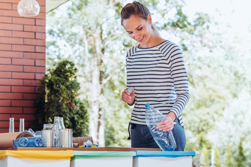 Kobieta przetwarza plastikową butelkę obrazy stock Kobieta przetwarza plastikową butelkę obrazy stock