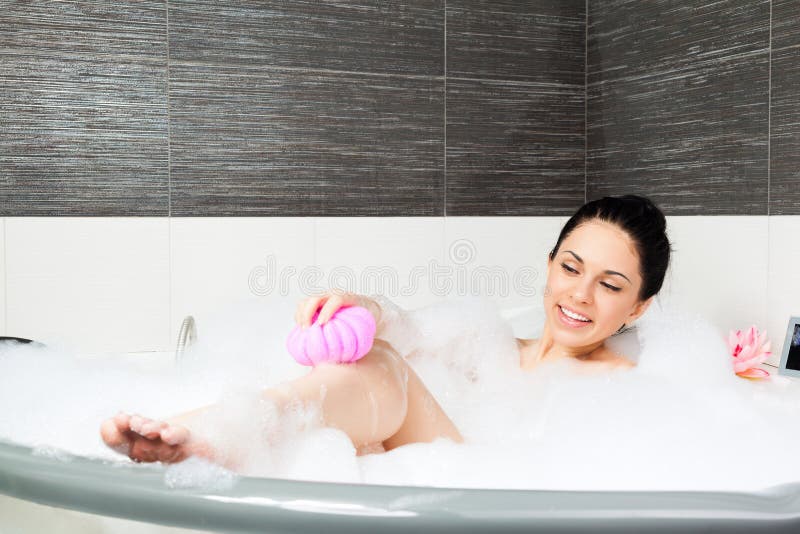 Жена моет ванну. Женщина в ванной. Девушка в ванне. Девушка в ванной с мочалкой. Женщина купается в ванне.