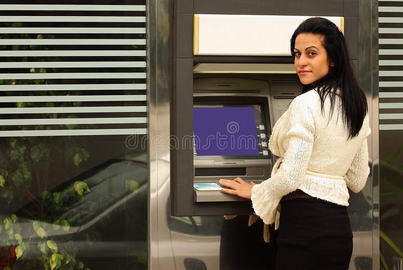 Kobieta przy atm