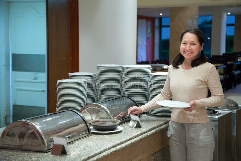 Kobieta przy hotelowym bufetem zdjęcie stock Kobieta przy hotelowym bufetem zdjęcie stock